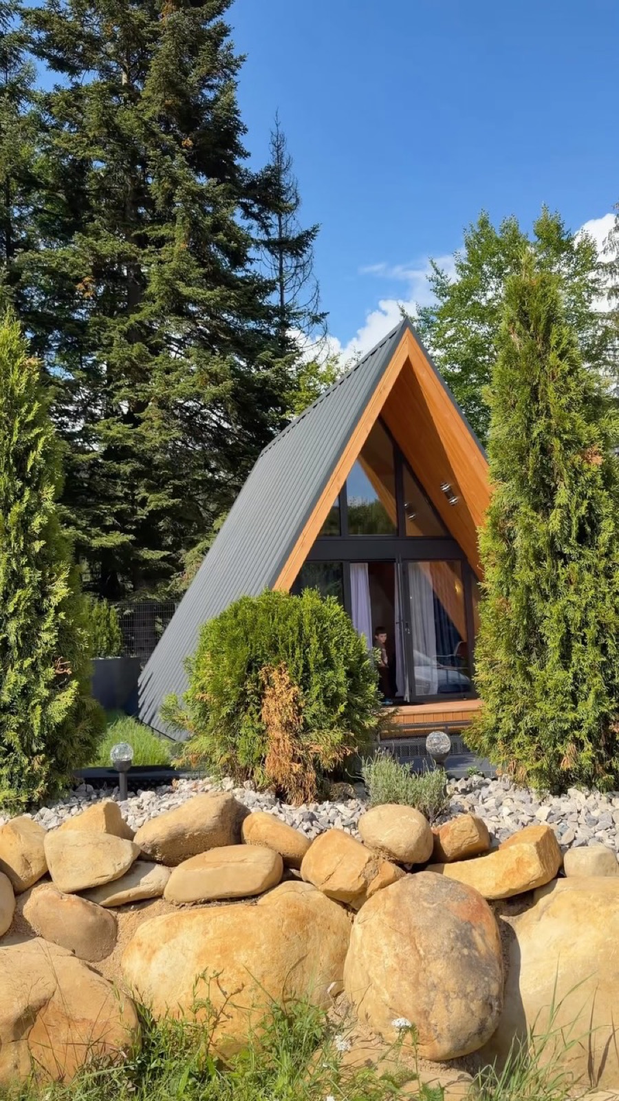 A-frame серед каміння і туй